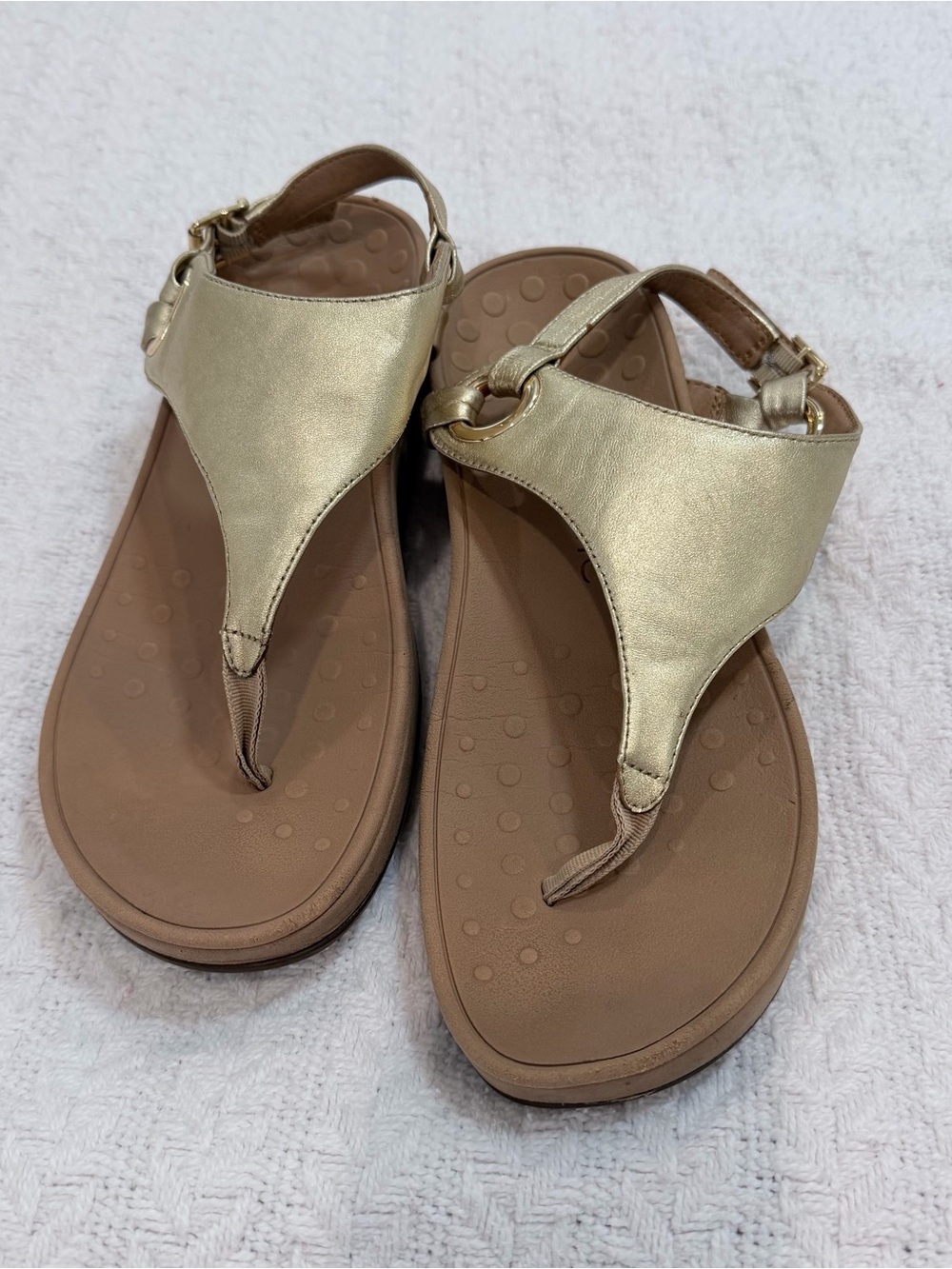 Vionic Jolie Gold Metallic Orthotic Thong Sandals | Women’s Size 8